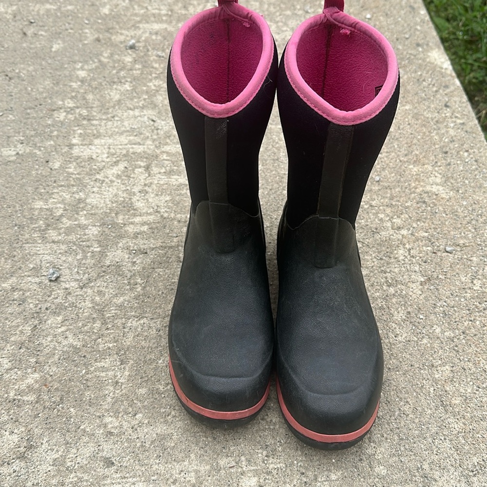 Used muck boots. Size 3